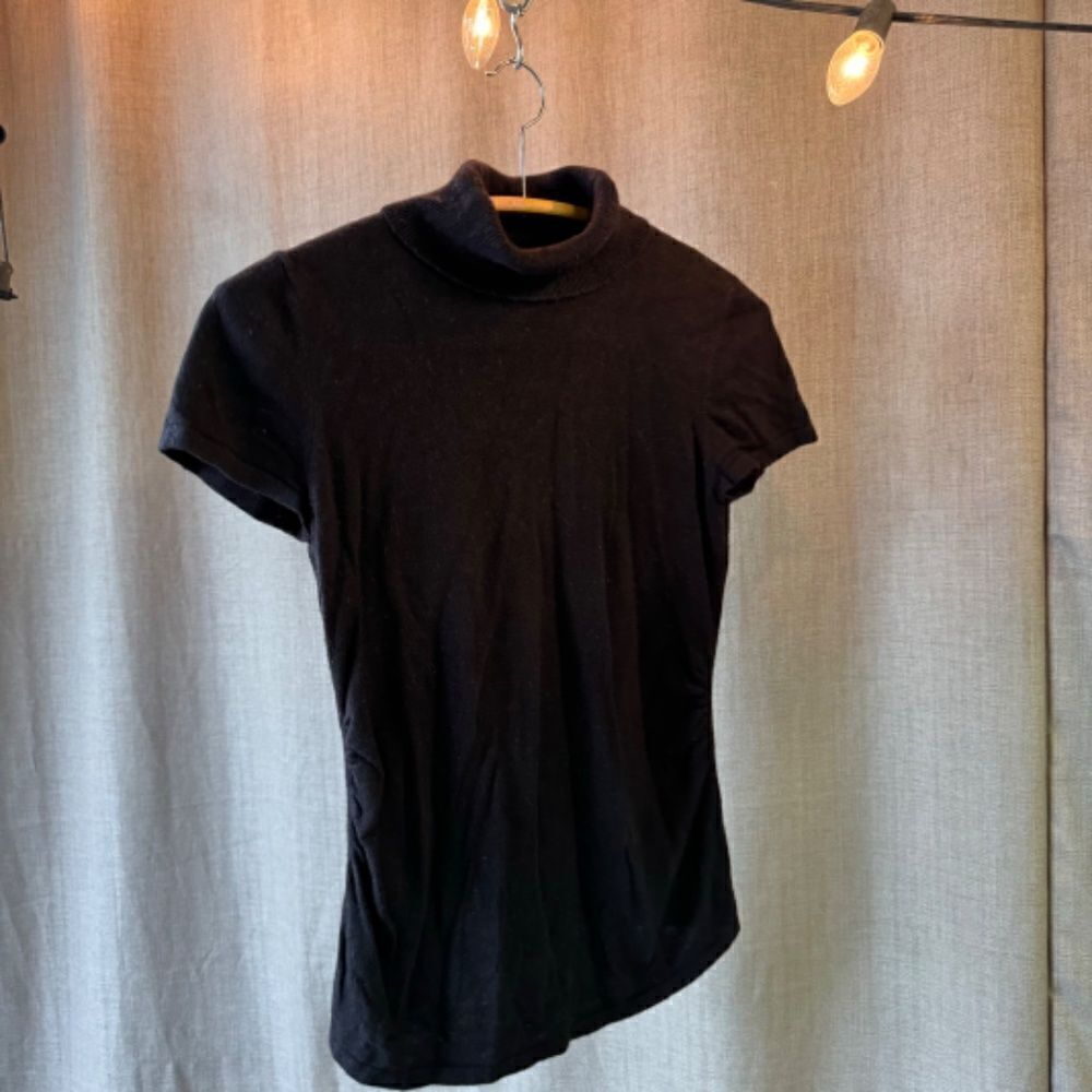 Black short sleeved ANN TAYLOR turtle neck with ruching at sides - Petite S
